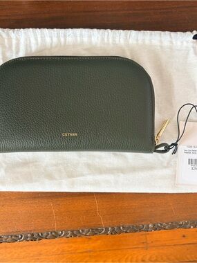 Cuyana Pebbled Leather Zip Clutch - Forest Green with Gold Hardware